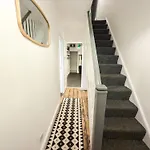 Bauhaus 4 Bedroom House By Altoluxoexperience Short Lets & Serviced Accommodation With Free Parking