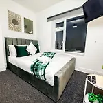 Bauhaus 4 Bedroom House By Altoluxoexperience Short Lets & Serviced Accommodation With Free Parking