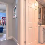 Central City Apartment: Near Cafes, Bars & Bistros