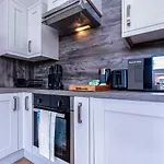 Central City Apartment: Near Cafes, Bars & Bistros