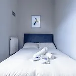 Central City Apartment: Near Cafes, Bars & Bistros