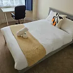 Stylish 5-Bed Retreat With Wifi - Near Uwe & Mod