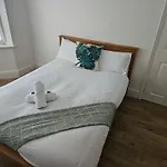Stylish 5-Bed Retreat With Wifi - Near Uwe & Mod