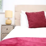 2Bedroom Home- Free Parking, Wi-Fi & Patio- Available For Long Or Short Term