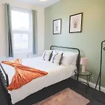 Two Bedroom Flat In Gloucester Road