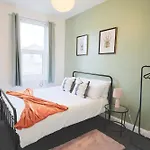 Two Bedroom Flat In Gloucester Road