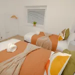Charming And Bright Flat- Sleeps 6