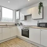 The Emerald - 6 Beds - Contractors - Free Parking