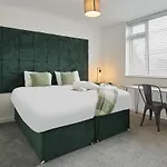 The Emerald - 6 Beds - Contractors - Free Parking