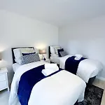 Boutique Townhouse - Sleeps Up To 8 - Perfect For Families & Groups!