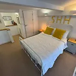 One Bedroom Mezzanine Flat In Robinson Building