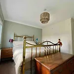 3 Bed House, Garden, Parking, Close To Centre