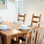 Spacious And Quiet Ground Floor Flat