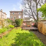 Spacious And Quiet Ground Floor Flat