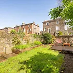 Spacious And Quiet Ground Floor Flat