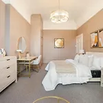 Exquisite 1-Bed Flat In Clifton