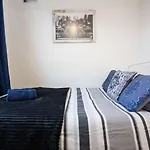 Elmhurst House Sleeps 8 Long Stays Free Wifi