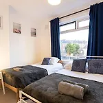 Elmhurst House Sleeps 8 Long Stays Free Wifi