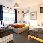 Elmhurst House Sleeps 8 Long Stays Free Wifi