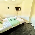 Stylish & Cosy 3 Bedroom By Altoluxoexperience Short Lets & Serviced Accommodation With Free Wifi & Parking