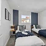 Spacious Apartment - Parking & Wifi