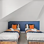 Spacious Apartment - Parking & Wifi