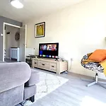 Modern 2Bed House, Free Parking, Nr Parkway Station And Uwe