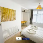 Orion\'S Place 3 Bedroom House By Altoluxoexperience Short Lets & Serviced Accommodation With Free Parking