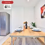 3 Bedroom Home By Littlepiggyrentals Short Lets & Serviced Accommodation With Wifi & Free Parking