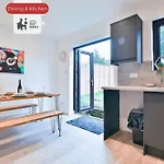 3 Bedroom Home By Littlepiggyrentals Short Lets & Serviced Accommodation With Wifi & Free Parking