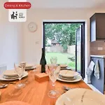 3 Bedroom Home By Littlepiggyrentals Short Lets & Serviced Accommodation With Wifi & Free Parking