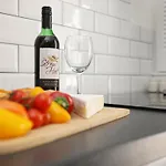 North Rd Apartment By N And N Stays Ltd, Close To Vibrant Gloucester Rd With Plenty Of Restaurants And Shops Near By, Free On Street Parking Available And Pvt Of Street Parking 4Pm To 8Am Mon To Fri And All Weekend