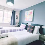 Modern 2 Bed House- Free Parking And Close To The Centre