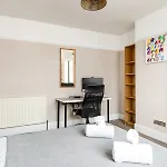 Spacious & Bright 3Bedroom Home-Sleeps7-Parking