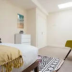 The Broadmead Jungle - Lovely & Central 3Bdr Apartment