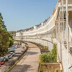 Elegant Period Clifton Balcony Apt - Simplycheckin