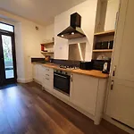 Bell Hill House By Cliftonvalley Apartments
