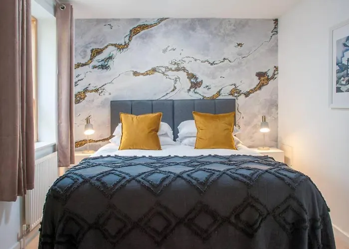 Clifton Jewel - 4 Bed Townhouse With Parking. Mycityhaven
