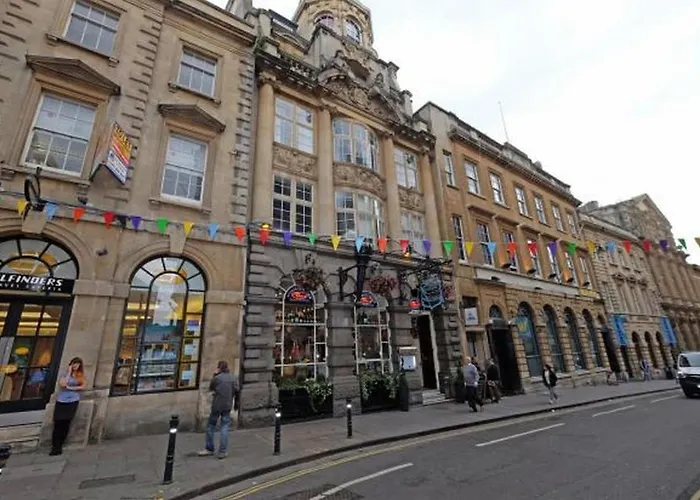Historic Two Bed Apartment In Heart Of The City