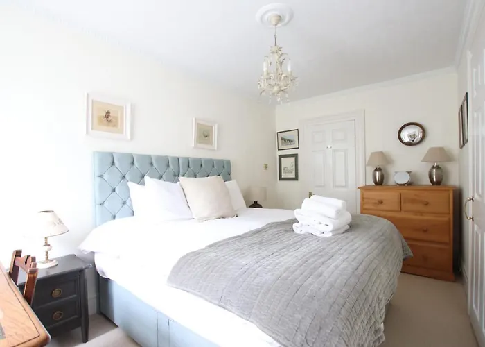 Charming & Spacious Georgian Garden Flat
