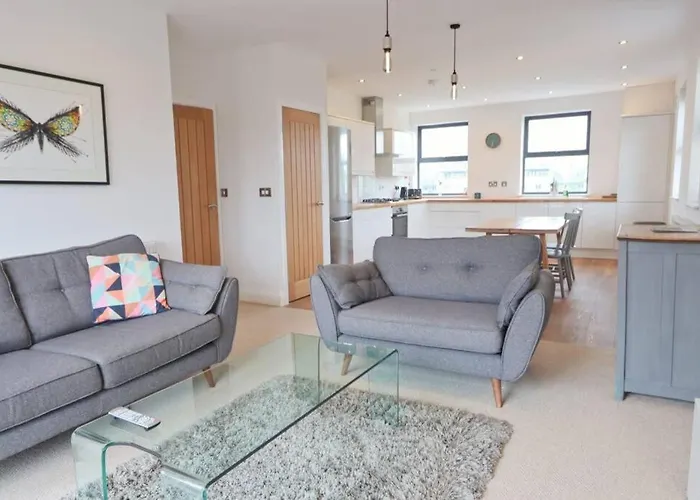 Contemporary 2 Bedroom Apartment With Parking