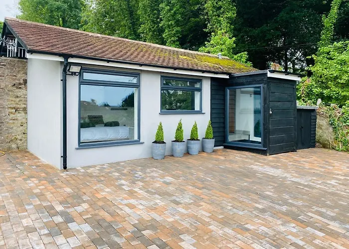 Secluded Studio Apartment With Private Gated Access- The Pavilion