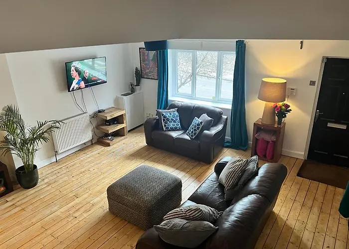 Spacious 3 Bedroom House Close To City Centre