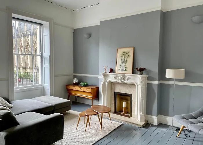 Grand & Graceful One Bed Flat In Clifton Village