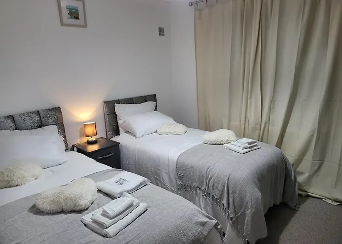 2Bed Bungalow House, Speedwell, Bristol, Uk, Sleeps Up To 6 Guests