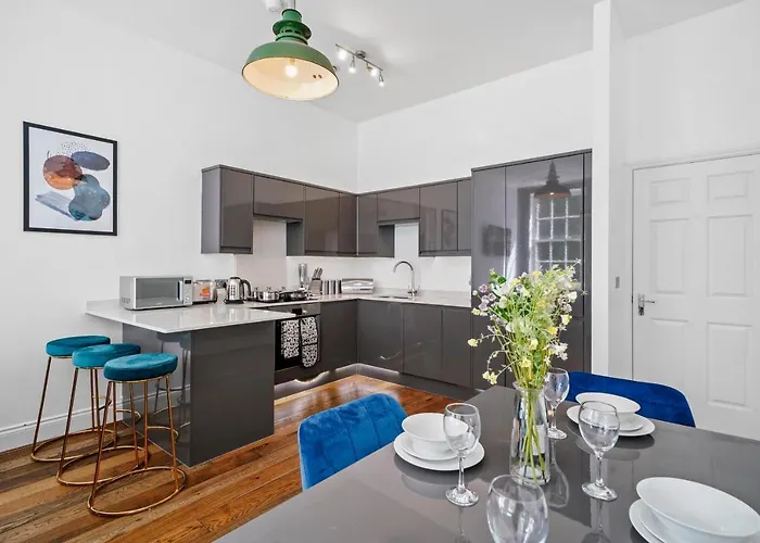 Stunning Abode - Sleeps 10 - Parking