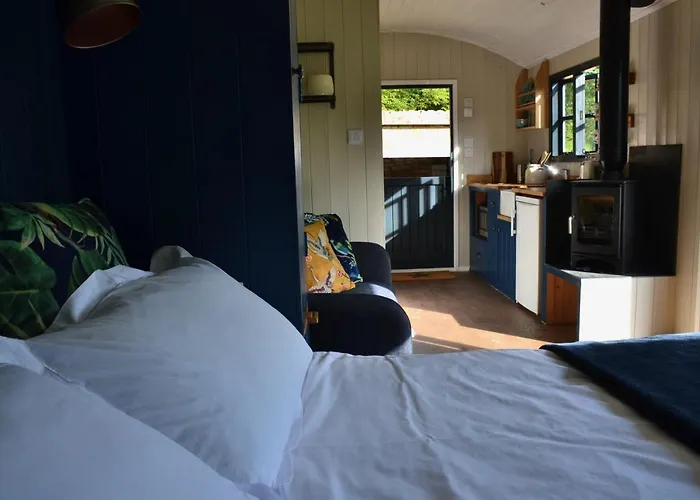 Large Luxury Shepherds Hut With Hot Tub Nr Bath