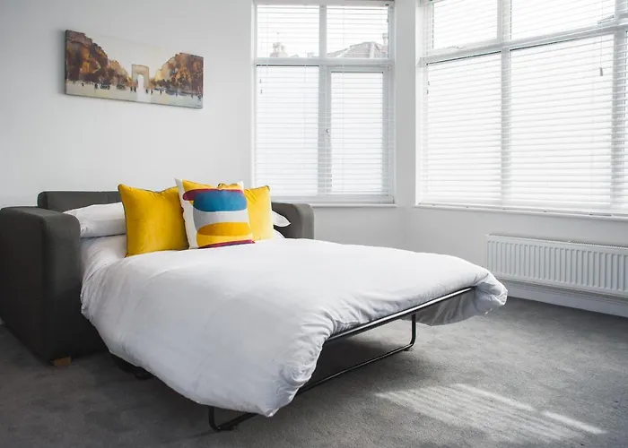 Easton Gem - Two Bedroom With Courtyard