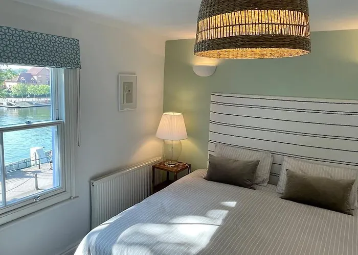 Bristol Townhouse With Harbour Views. Sleeps 7