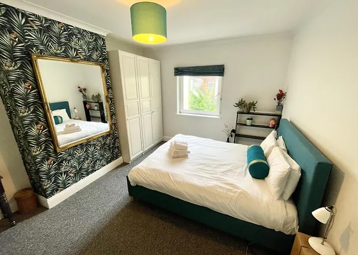 Colourful 3Bd Home With Garden In Southville